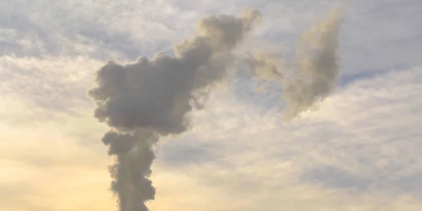 Fumée grise provenant d'une centrale électrique contre un ciel nuageux — Photo