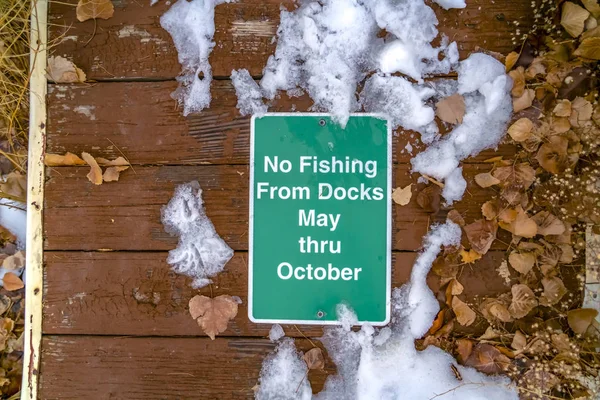 Pas de pêche des quais Mai à travers Octobre signe — Photo