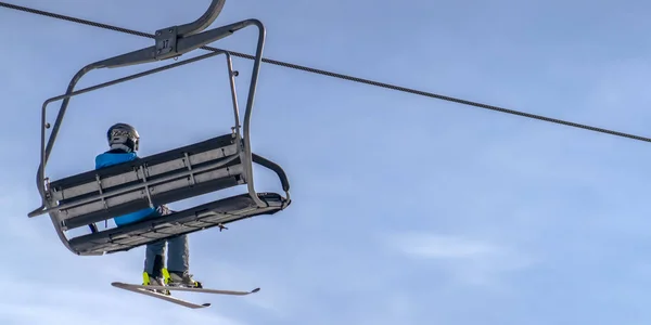 Person am Skilift mit blauem Himmel — Stockfoto