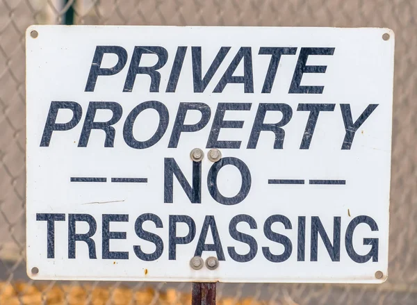 Özel özellik Hayır izinsiz işareti bir çit