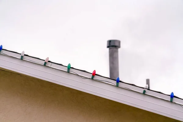 Tak av hem fodrad med färgglada Christmas lights — Stockfoto