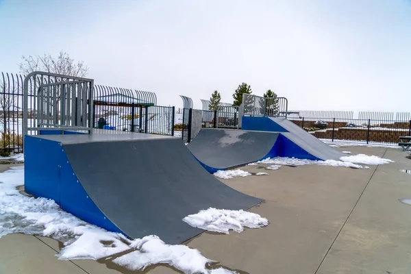 Rampe di skateboard e neve sciogliente su uno skate park — Foto Stock