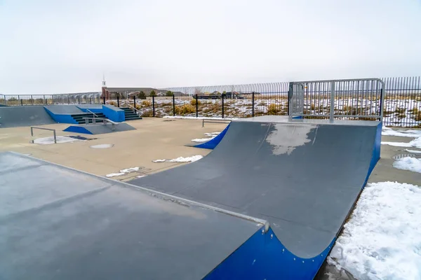 Skateboard-Rampen mit schmelzendem Schnee auf dem Boden — Stockfoto