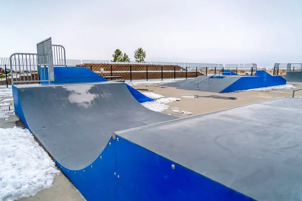 Skateboard-Rampen auf einem Skatepark im Winter — Stockfoto