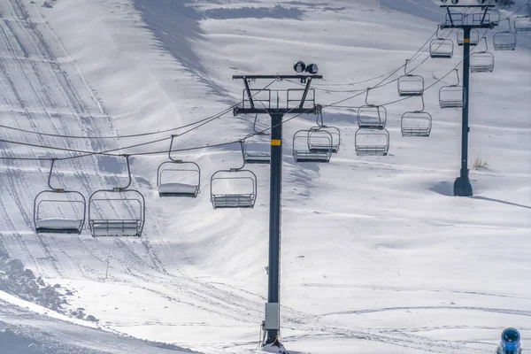 Λιφτ του σκι και το ηλιόλουστο χιόνι κάλυψε κλίση στη Γιούτα — Φωτογραφία Αρχείου