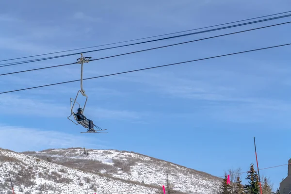 Skieur sur un téléski avec vue sur le ciel et la montagne — Photo