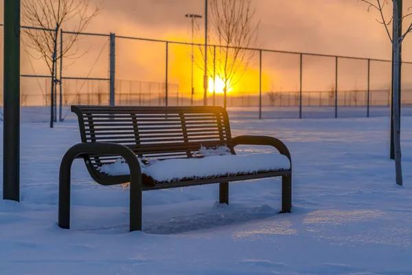 Banco nevado con sol poniente en el fondo —  Fotos de Stock