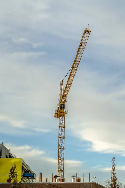 Guindaste de torre e construção em um canteiro de obras — Fotografia de Stock