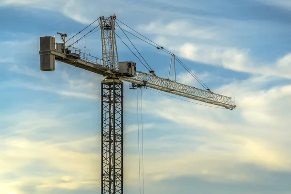 Toren kraan op een bouwplaats tegen hemel — Stockfoto