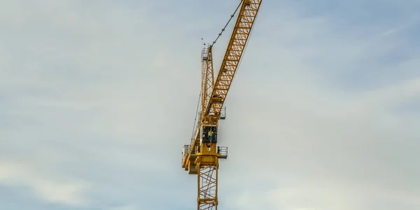 Toren kraan met lucht en de wolken in de achtergrond — Stockfoto