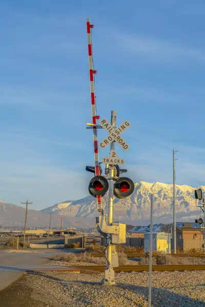 Señal de cruce de dos vías al lado de un ferrocarril —  Fotos de Stock