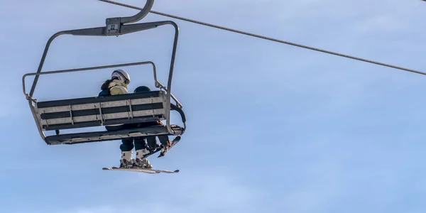 Vrouw en kind op een skilift in Park City, Utah — Stockfoto