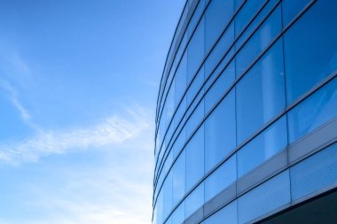 Bina dış parlak mavi gökyüzü arka plan ile