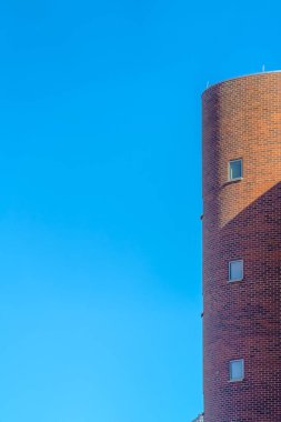 Silindirik karşı gökyüzü güneşli bir günde inşa