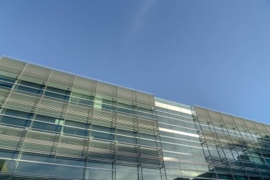 Mavi gökyüzü karşı modern bir binanın dış cephe