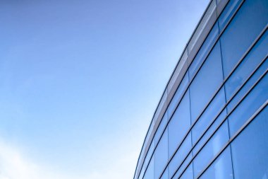 Modern Bina dış mavi gökyüzü yükü ile