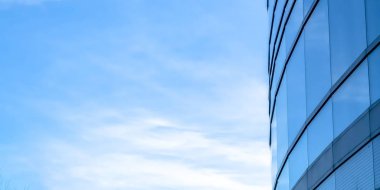 Parlak gökyüzü karşı binanın yansıtıcı windows