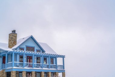 Daybreak Ut gökyüzünde karşı Balkonlu karlı ev