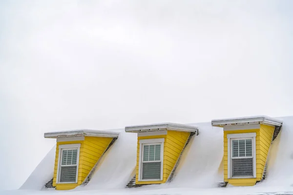 Okna na poddaszu i snowy dachu przed niebo w Utah — Zdjęcie stockowe
