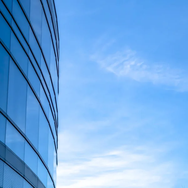 Голубые стеклянные окна здания против яркого неба — стоковое фото