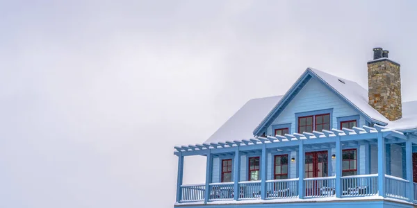 Casa azul con balcón contra el cielo en invierno — Foto de Stock