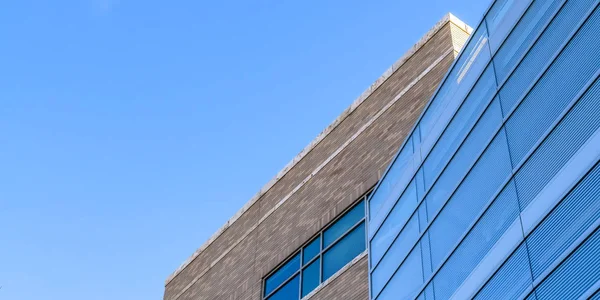 Cielo azul sobre el edificio con ventanas de vidrio azul — Foto de Stock