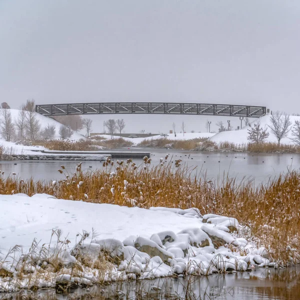 Puente y cubierta en un lago de invierno en el amanecer Utah — Foto de Stock