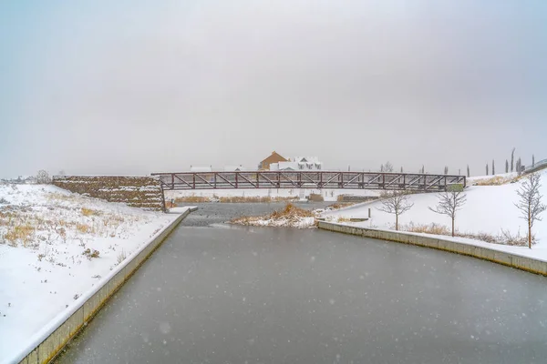 Puente sobre el lago con las costas cubiertas de nieve en Utah — Foto de Stock