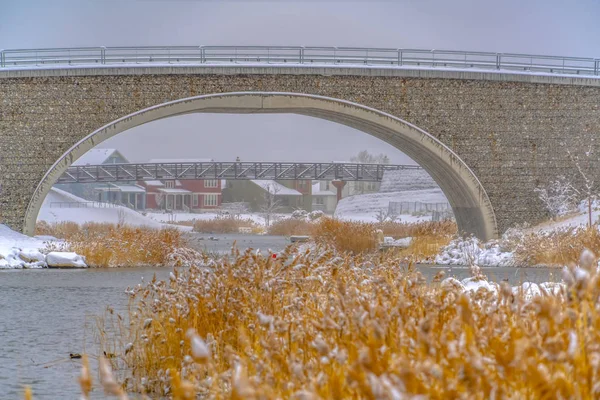 Puentes y orillas nevadas del lago Oquirrh en invierno — Foto de Stock