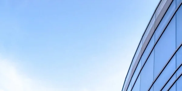 Cielo brillante y ventanas de cristal azul de un edificio — Foto de Stock