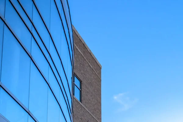 Κτήριο με παράθυρα μπλε γυαλί κατά ουρανό — Φωτογραφία Αρχείου