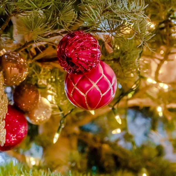 Albero di Natale con eleganti ornamenti in rosso e oro — Foto Stock