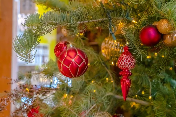 Albero di Natale con decorazioni in oro e rosso — Foto Stock