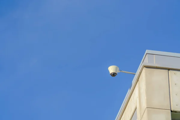 Kuppel-Überwachungskamera an einem Gebäude gegen den Himmel — Stockfoto