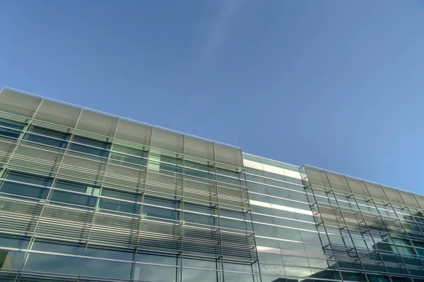 Fachada de un edificio moderno contra el cielo azul — Foto de Stock