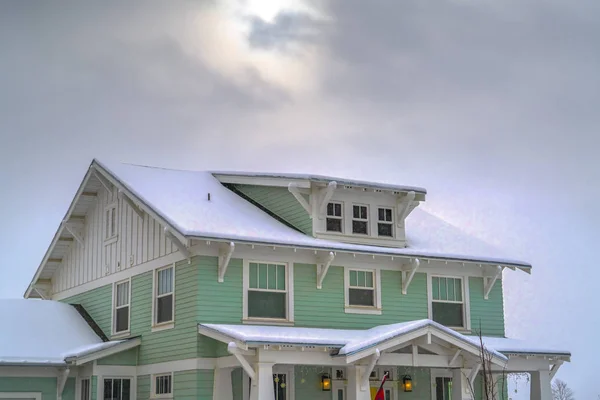 Σπίτι στη Χαραυγή εναντίον συννεφιασμένο ουρανό το χειμώνα — Φωτογραφία Αρχείου