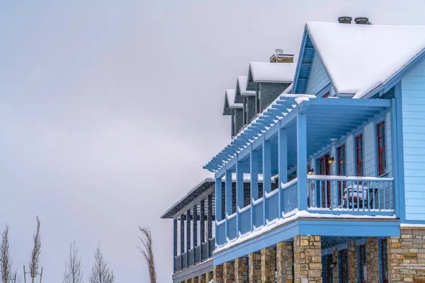 Casa com varanda e varanda vista no inverno — Fotografia de Stock