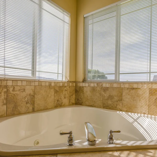 Jeti küvet içinden güneşli bir banyo — Stok fotoğraf