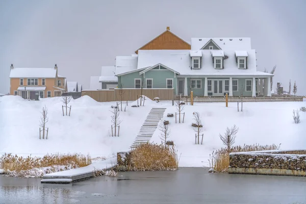 Casas frente al lago en Daybreak Utah visto en invierno — Foto de Stock