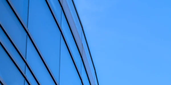 Современное здание снаружи против яркого голубого неба — стоковое фото
