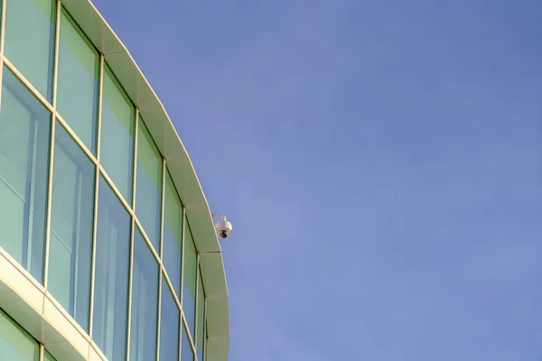 Σύγχρονο κτίριο με κάμερα επιτήρησης στη στέγη — Φωτογραφία Αρχείου