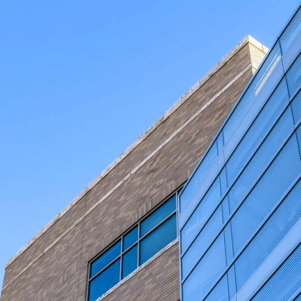 Edificio moderno con cielo azul vibrante sobre la cabeza — Foto de Stock