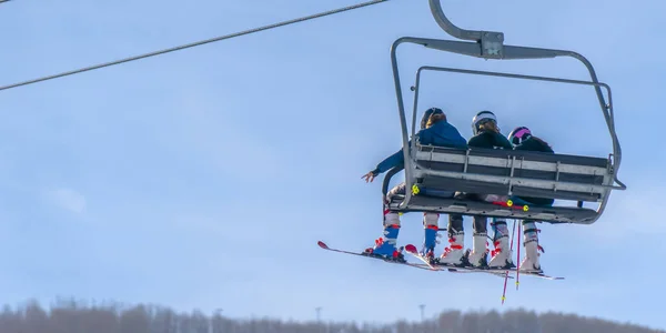 Menschen auf Sessellift in Park City utah Skigebiet — Stockfoto