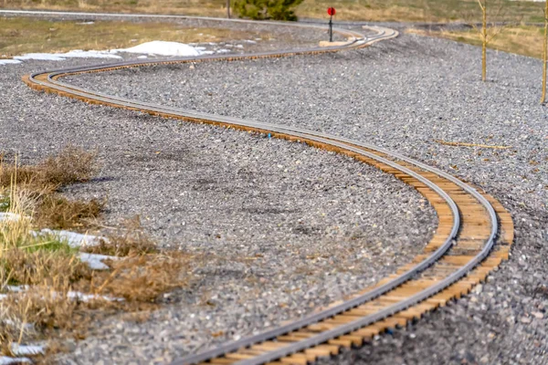 Spoorweg track passeren een rotsachtig terrein — Stockfoto