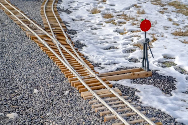 Skrzyżowania linii kolejowych na skalnym terenie ze śniegu — Zdjęcie stockowe