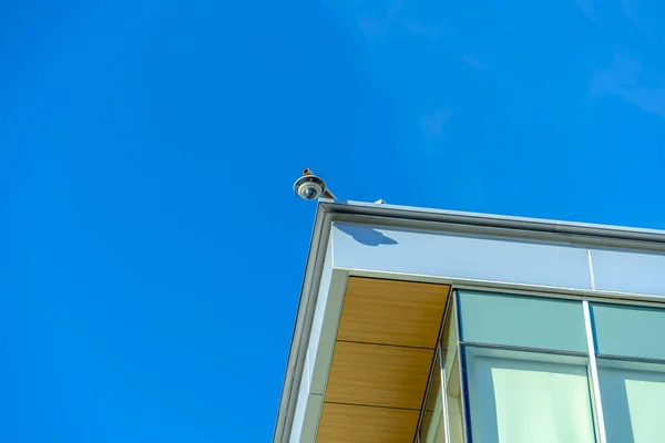 Säkerhetskameran i hörnet av en byggnad tak — Stockfoto