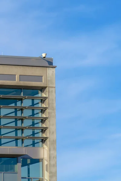 Κάμερα ασφαλείας σε ένα κτίριο κατά συννεφιασμένο ουρανό — Φωτογραφία Αρχείου