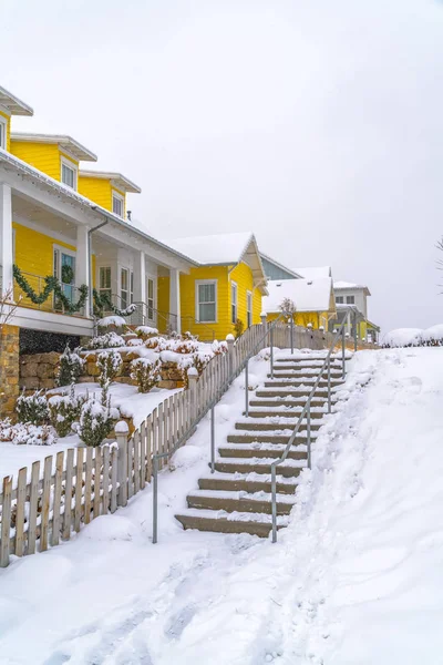 Escaleras nevadas a lo largo de valla de madera de casas en Utah — Foto de Stock