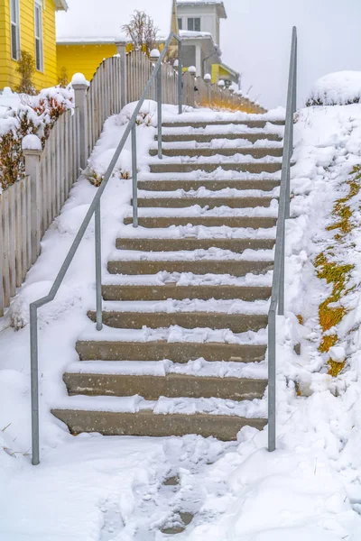 Escaleras junto a la cerca de madera de una casa en invierno — Foto de Stock