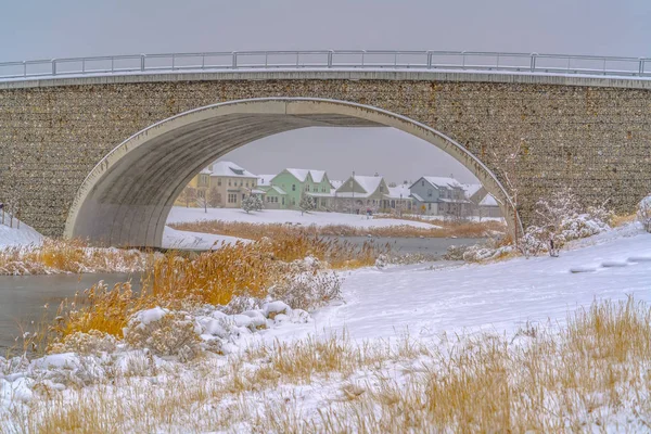 Senderos y puente en un lago de invierno en el amanecer — Foto de Stock